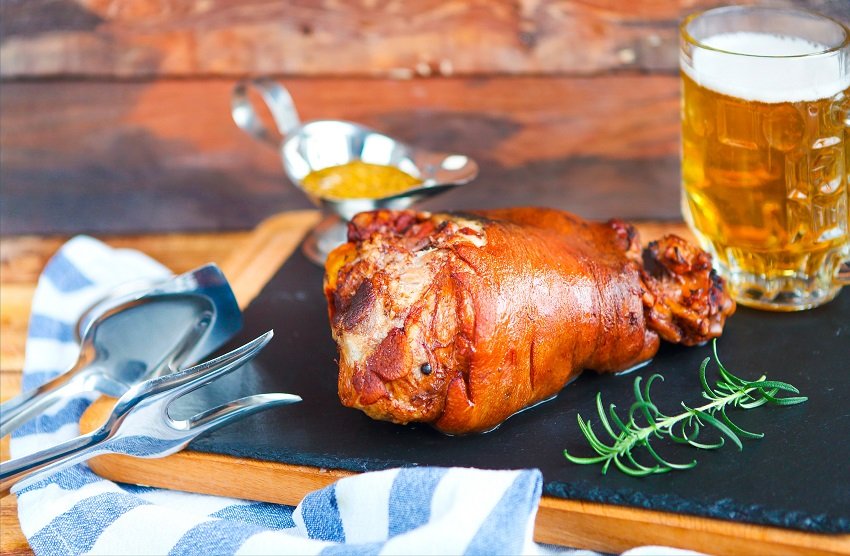 Rulka served with garlic sauce and a mug of beer